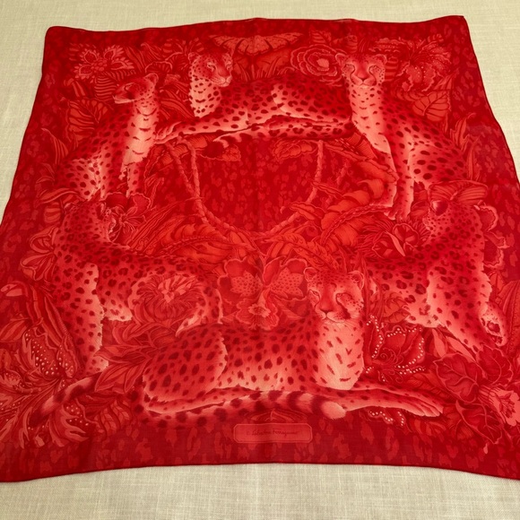 •Salvatore Ferragamo Signed Red 100% Silk Animal Graphic Scarf Made In Italy - Picture 2 of 14